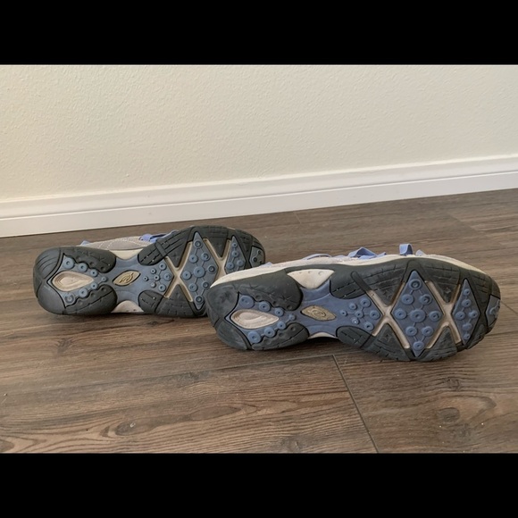 Shoes - Picture 5 of 9